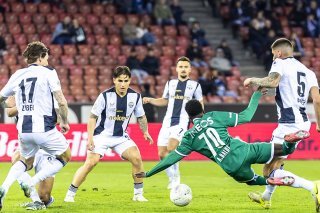 A l'image d'Aliou Balde (no 70), le LS a trébuché en fin de match à Zurich. KEYSTONE/MICHAEL BUHOLZER